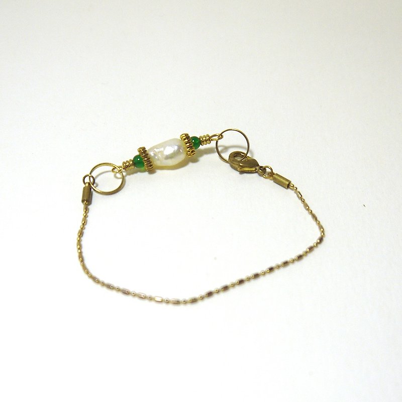 Elegant woman series - brass pearl green agate bracelet (guest system) / brass / bracelet / accessories - สร้อยข้อมือ - โลหะ สีเหลือง