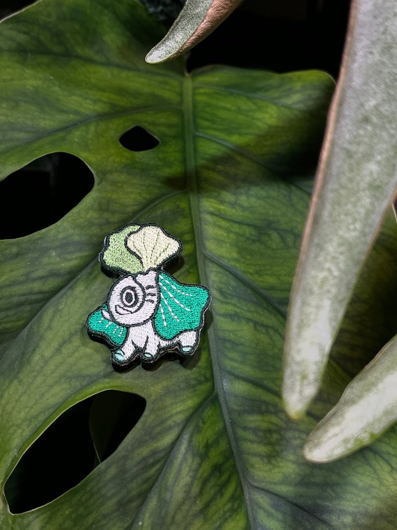 Elephant Ear Fern Elephant Embroidered Badge - เข็มกลัด/พิน - งานปัก สีเขียว