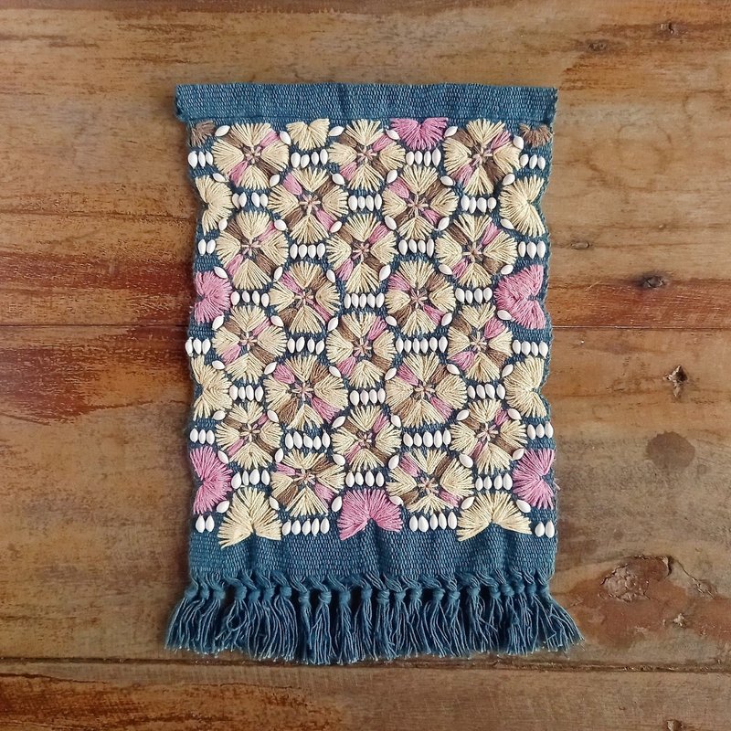草木染めの手刺繍タペストリー / 藍グレー×黄色刺繍 / 手織りコットン / 1点もの, one-of-a-kind ファブリックポスター - 壁貼/牆壁裝飾 - 棉．麻 藍色