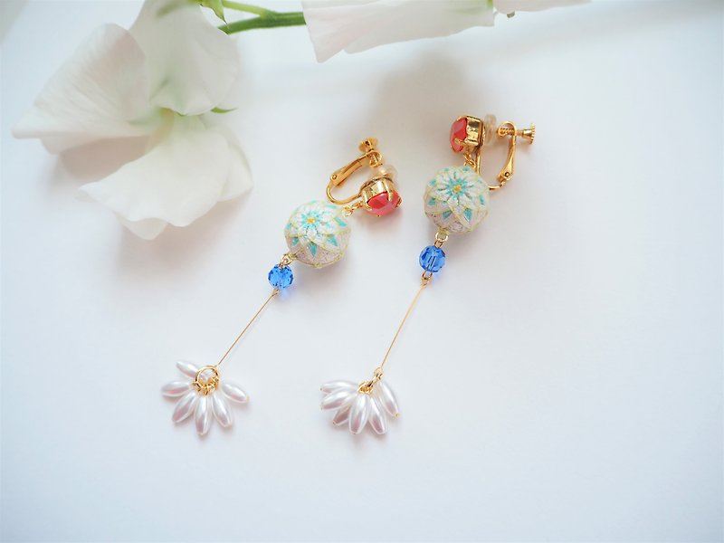 tachibanaya Japanese TEMARI earrings Margaret long swarovski 雏菊 刺繡耳夾 耳環 日本的傳統工藝 - 耳環/耳夾 - 繡線 多色