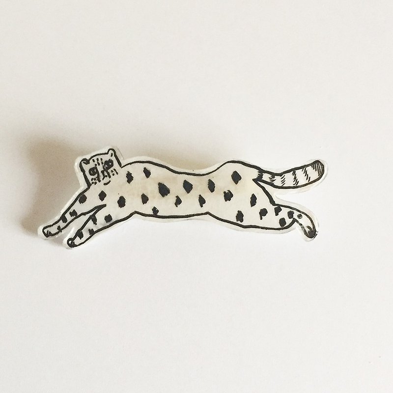 Fly cheetah's plavan brooch - เข็มกลัด - พลาสติก ขาว