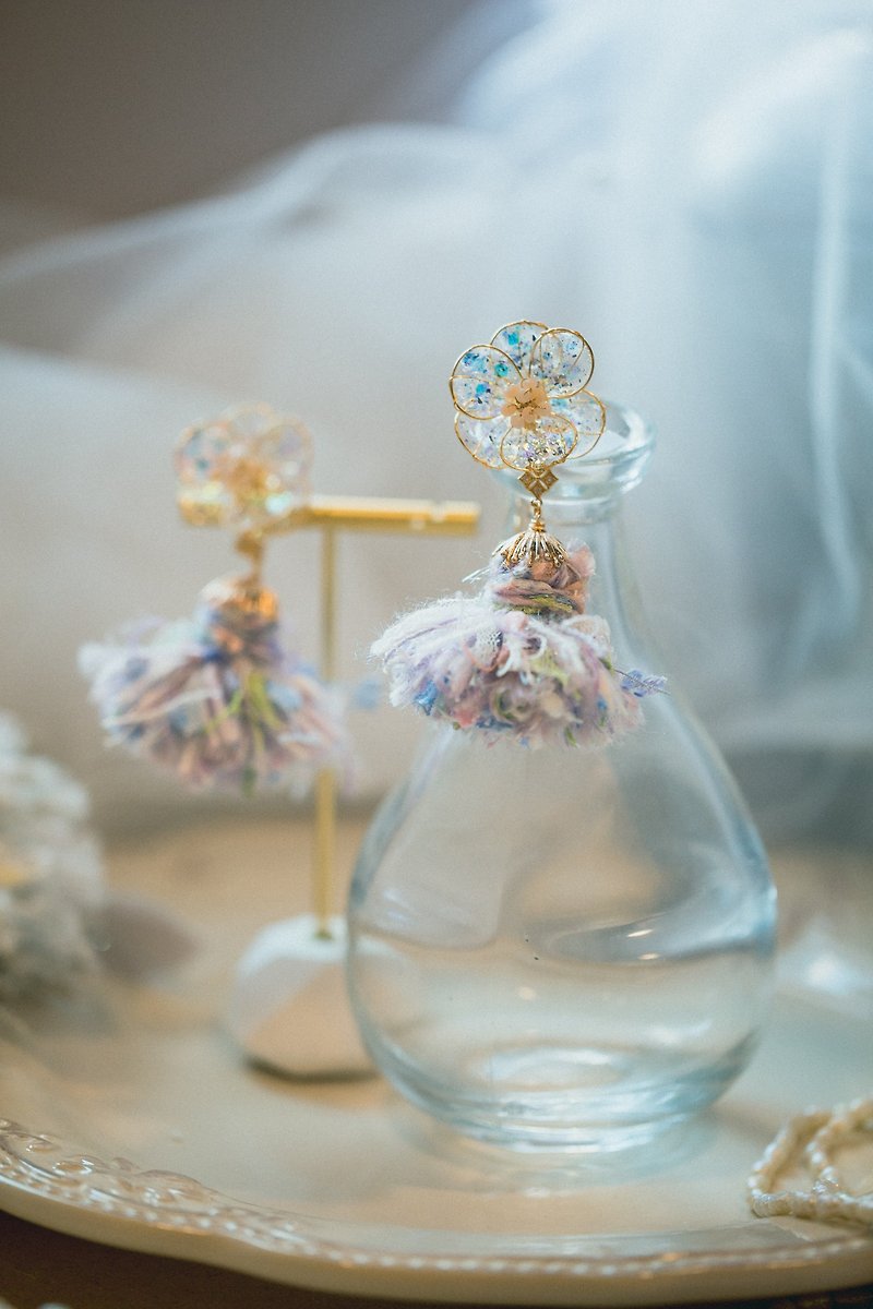 Ice crystal Japanese mixed yarn tassel earrings dangling crystal flower resin earrings - Earrings & Clip-ons - Resin White