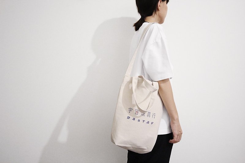 Cosmic toy line TOY side back portable cloth bag - กระเป๋าแมสเซนเจอร์ - ผ้าฝ้าย/ผ้าลินิน 