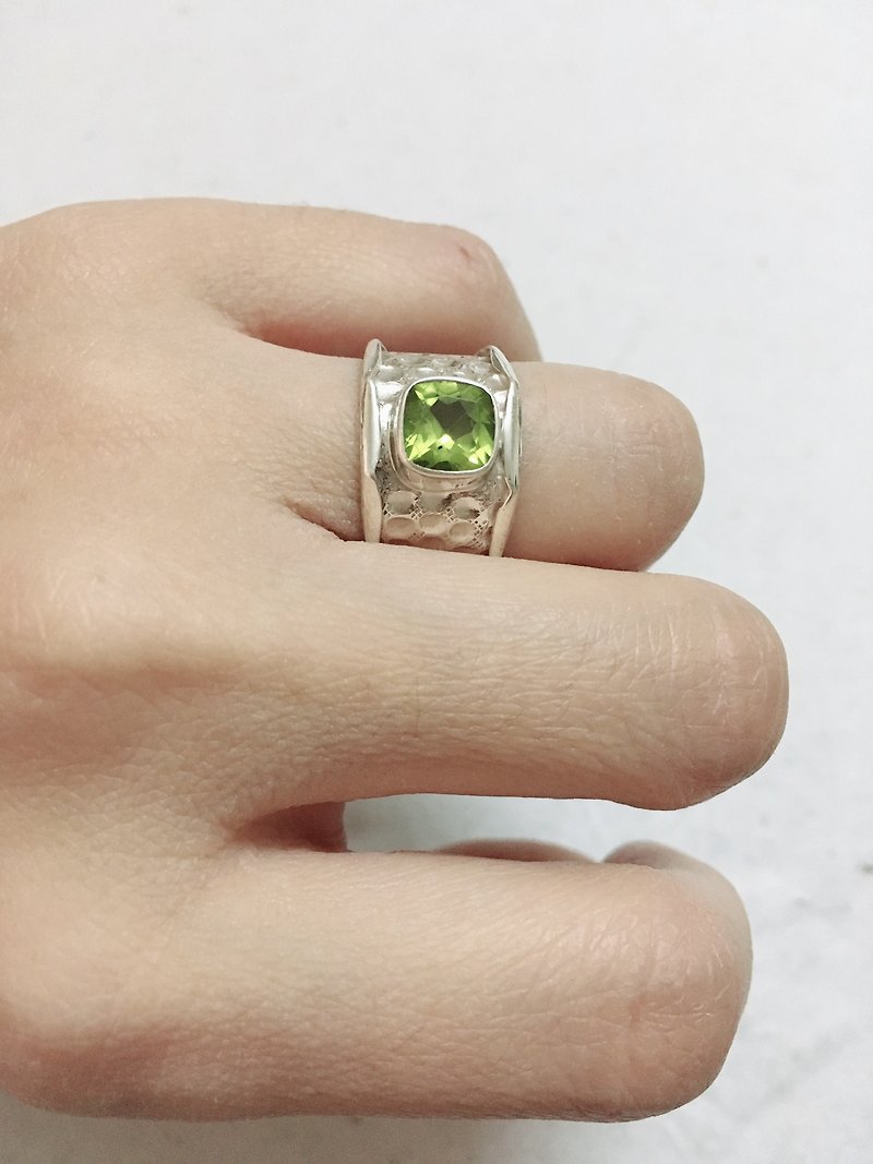 Peridot Finger Ring Handmade in Nepal 92.5% Silver - แหวนทั่วไป - เงินแท้ 
