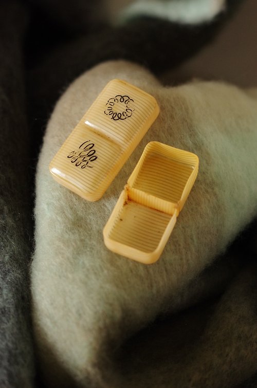 金銀寶貝 古董日本購入少見之塑料長方形小盒 W588
