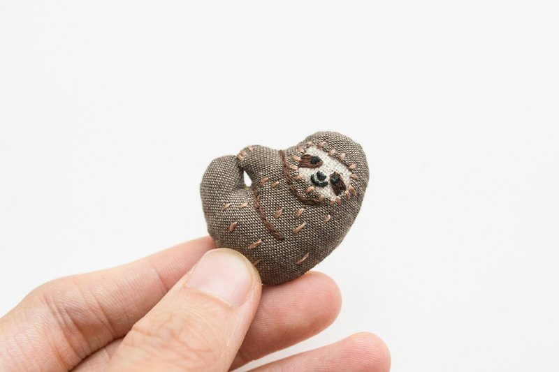 Cotton & Hemp Brooches Brown - 树懒胸針 Sloth mini brooch pin