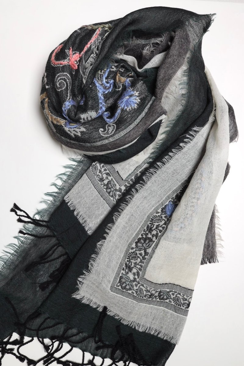 Christmas gift] Cashmere boiled wool hand-embroidered scarf shawl black and white three-layer gauze - ผ้าพันคอถัก - ขนแกะ สีดำ