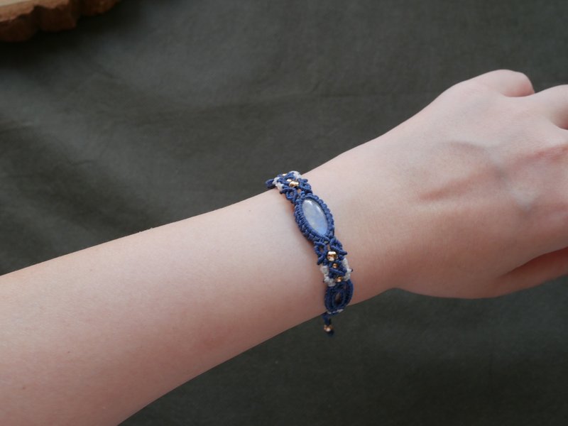 NB48/FW24~Moonstone l Wax thread l Hand-woven l Bracelet - สร้อยข้อมือ - เครื่องประดับพลอย สีน้ำเงิน