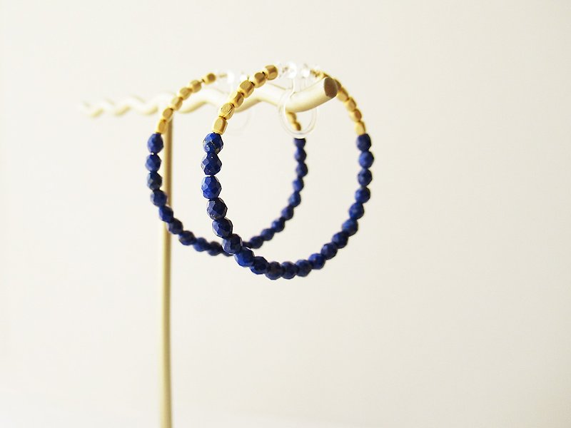 Lapis Lazuli and metal beads, hoop earrings 夾式耳環 - ต่างหู - หิน สีน้ำเงิน
