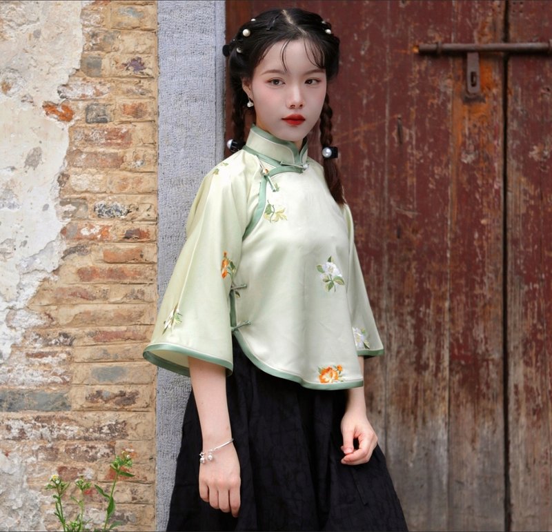 [Camellia Manlong] Retro style of the Republic of China, new Chinese style, inverted large sleeve cheongsam top - Women's Tops - Other Materials Green