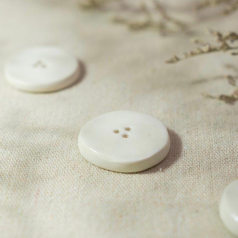 Three-hole button shape | incense seat | cloud clay | ceramics - Fragrances - Porcelain White