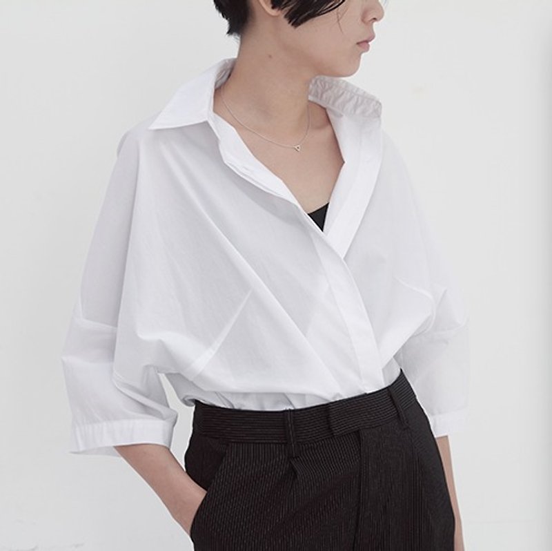 White minimalist sleeve collar profile short shirt coat cotton big lapel mix must-have a cool handsome | Fanta original independent women - เสื้อเชิ้ตผู้หญิง - ผ้าฝ้าย/ผ้าลินิน ขาว