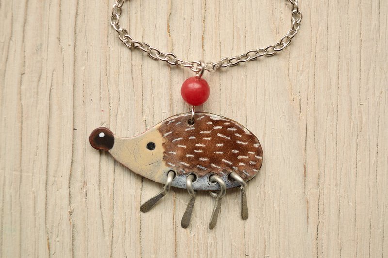 Hedgehog Enamel Necklace, Hedgehog With Apple, Spiny Hedgehog, Forest Jewelry - สร้อยคอ - วัตถุเคลือบ สีนำ้ตาล