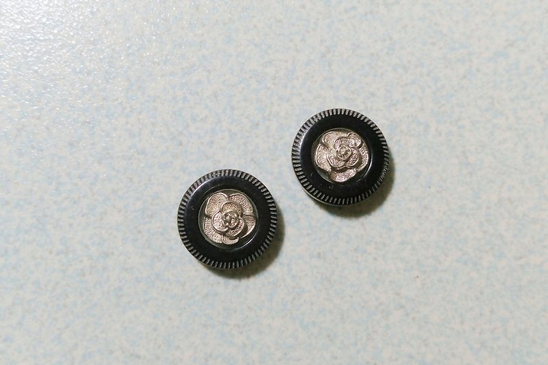 铿锵 Rose vintage personality earrings / needle type - Earrings & Clip-ons - Plastic Black