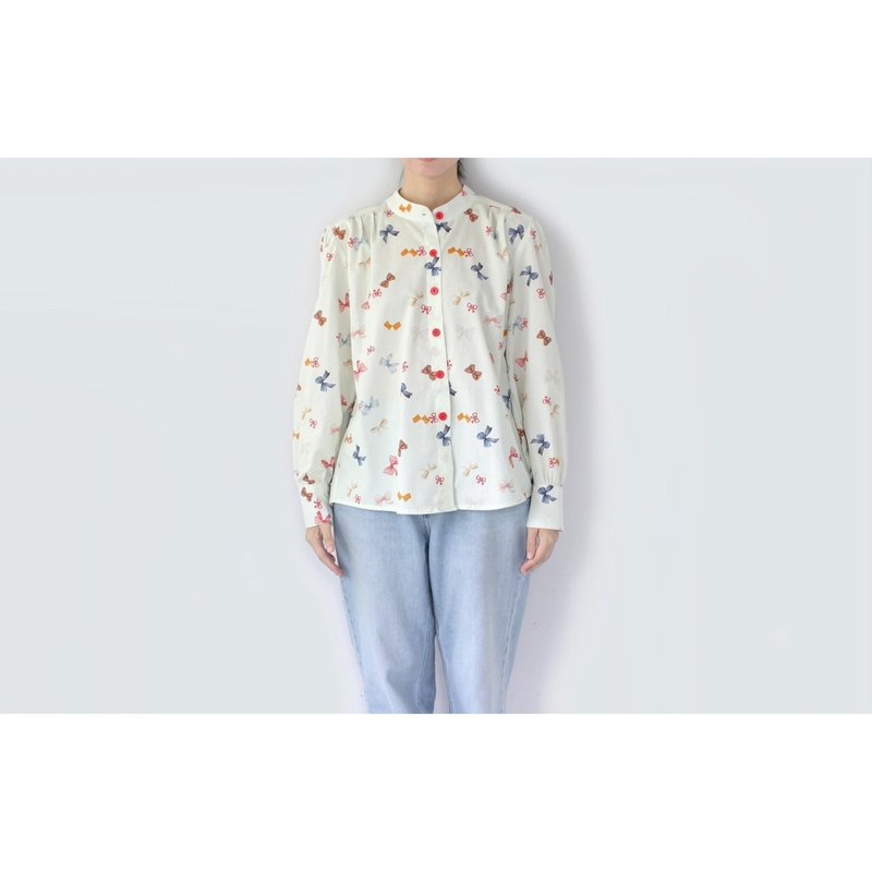 Cream colored long-sleeved shirt with bow pattern - 女上衣/長袖上衣 - 棉．麻 