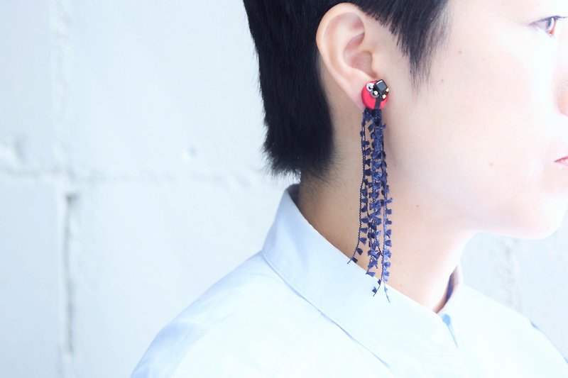 イアリング　チェコビーズ　　　Earring of Czechosovak beads - 耳環/耳夾 - 寶石 紅色