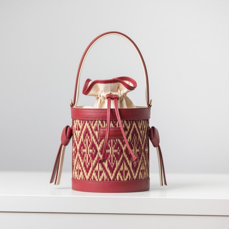Chaksarn Mini Bucket Bag: Red Natural Straw with Leather - 手提包/手提袋 - 真皮 紅色