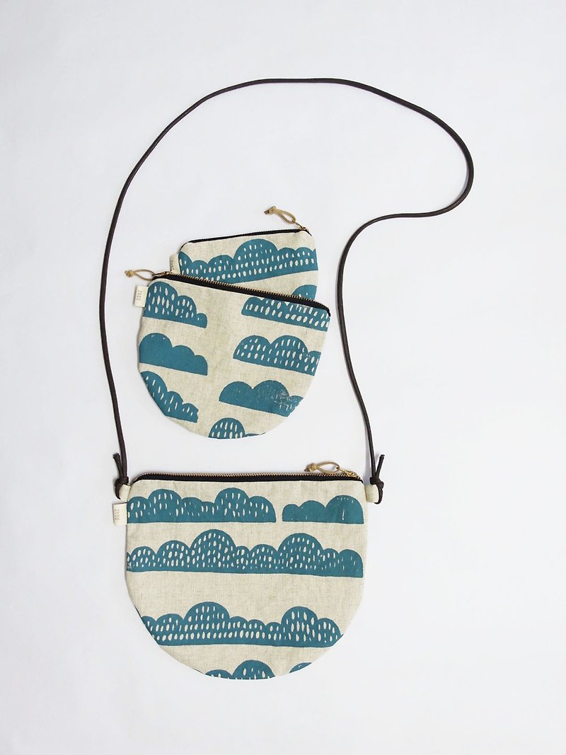 Screen printing Zipper crossbody bag mountain - กระเป๋าแมสเซนเจอร์ - ผ้าฝ้าย/ผ้าลินิน สีน้ำเงิน