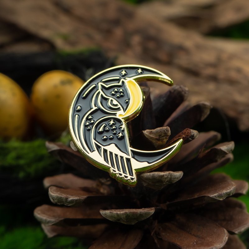 Night Owl Enamel Pin — Guardian of the Night | 午夜貓頭鷹徽章 | フクロウのエナメルピン - 胸針 - 其他金屬 黑色