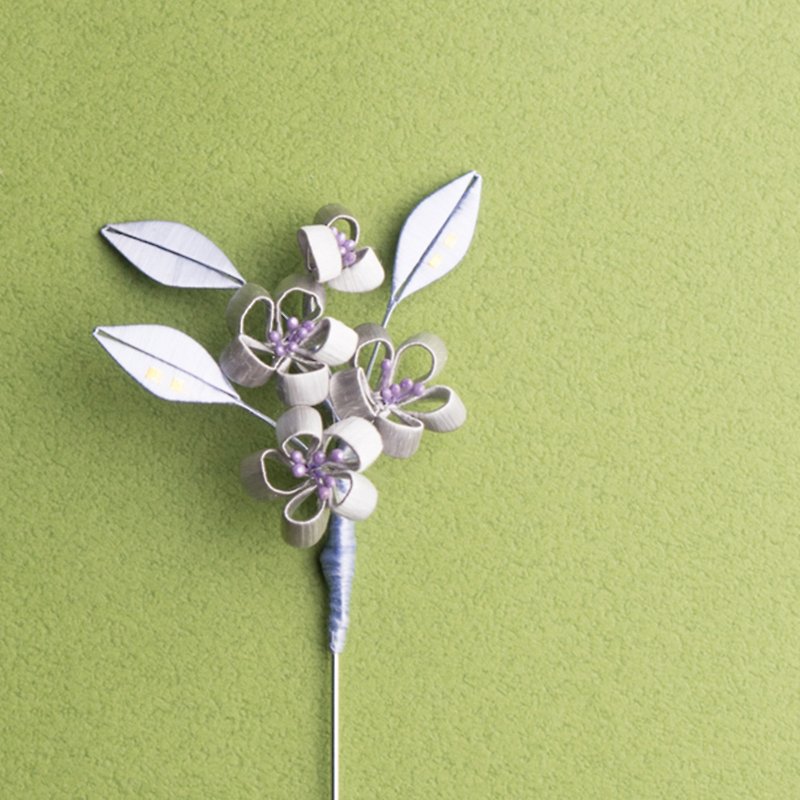 Wrapped Flower Brooch-Snow Plum Blossom - เข็มกลัด - กระดาษ สีน้ำเงิน