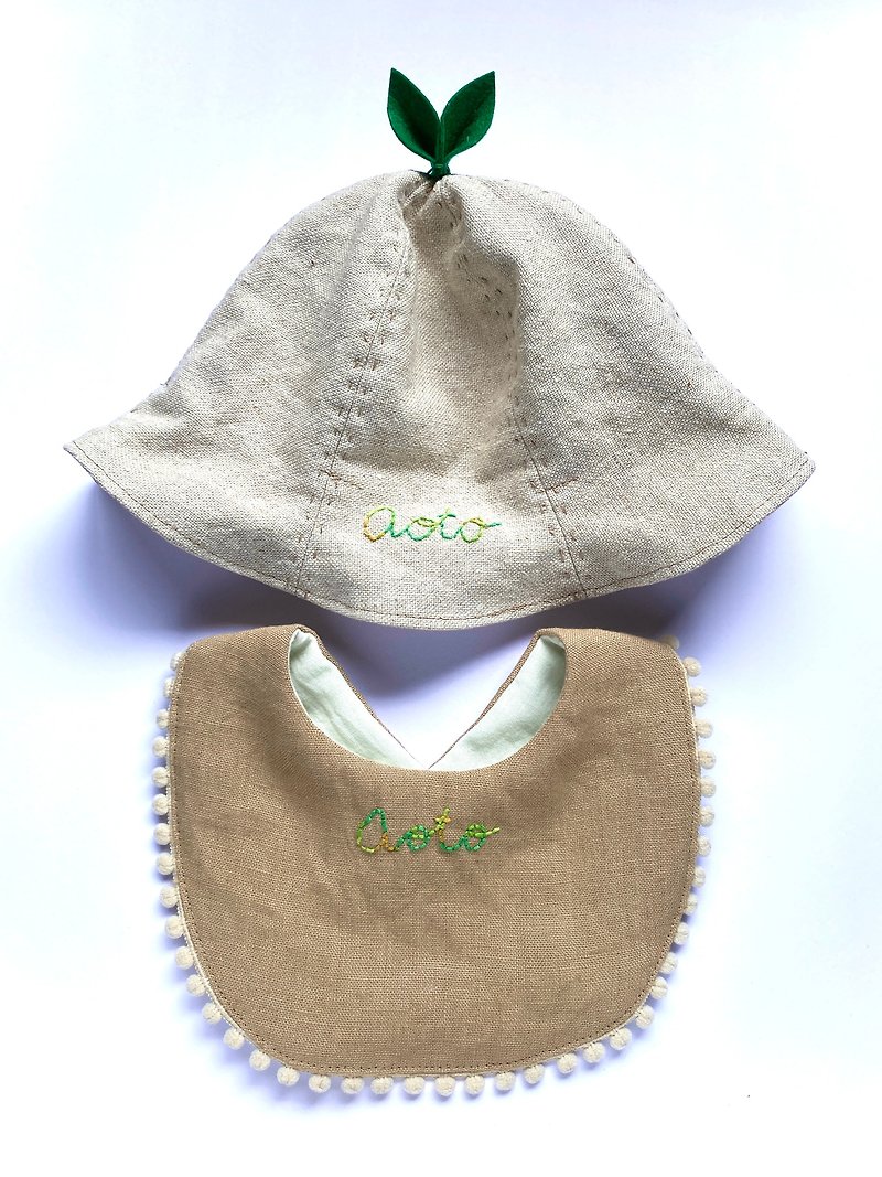 Baby gift set Natural leaf hat and Linen bib embroidered name - ของขวัญวันครบรอบ - ผ้าฝ้าย/ผ้าลินิน สีกากี