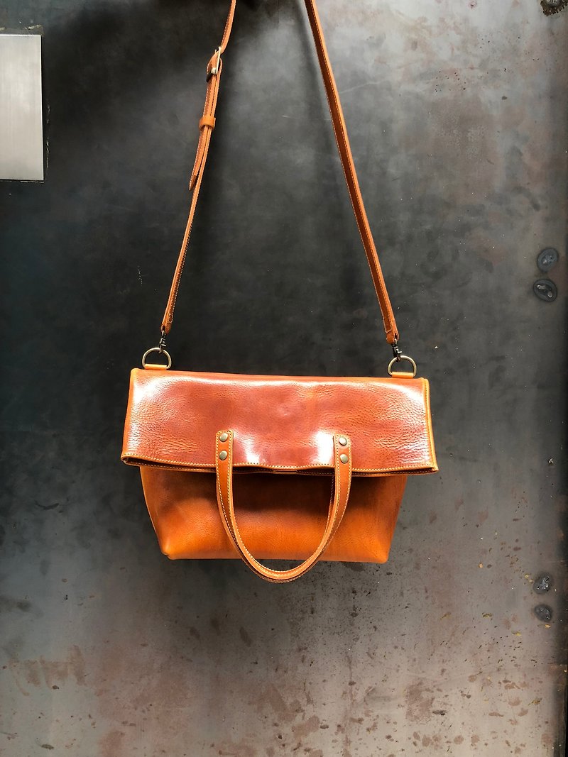 Spring Caramel Cow Leather Flip Bag Messenger Bag Commuter Bag - กระเป๋าแมสเซนเจอร์ - หนังแท้ สีนำ้ตาล