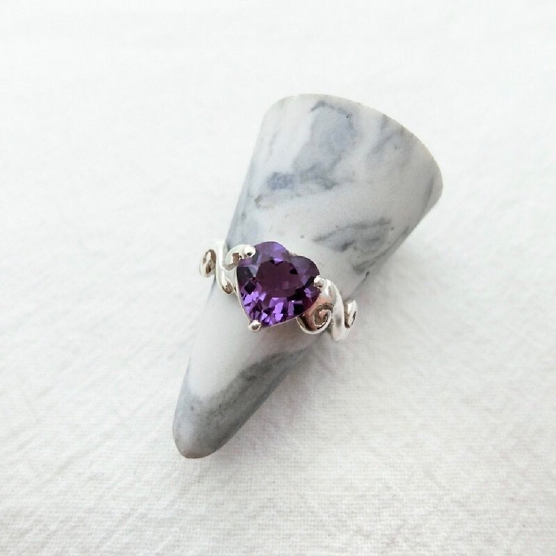 愛心紫水晶925純銀華麗設計戒指 尼泊爾手工銀飾 - 戒指 - 寶石 銀色