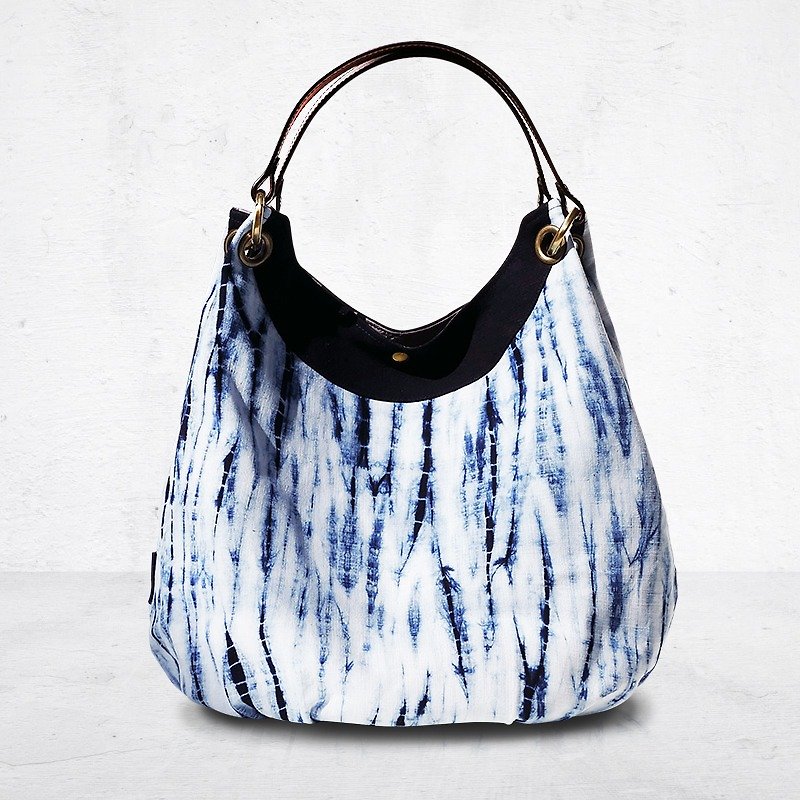 Zhuo Ye Lan Dye-Mountain Forest Series Handbag - กระเป๋าถือ - ผ้าฝ้าย/ผ้าลินิน สีน้ำเงิน