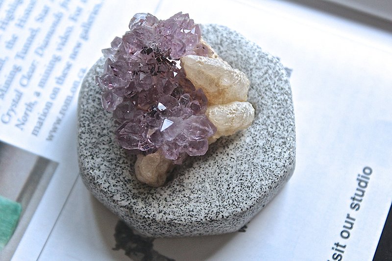 Brazil planted SHIZAI ▲ stone amethyst and calcite ore symbiotic (with stand) ▲ - Items for Display - Gemstone Purple