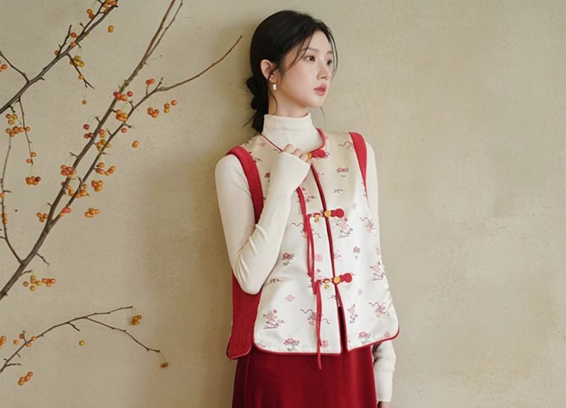 Auspicious New Chinese Retro Chinese New Year Button Vest - เสื้อกั๊กผู้หญิง - เส้นใยสังเคราะห์ สีแดง