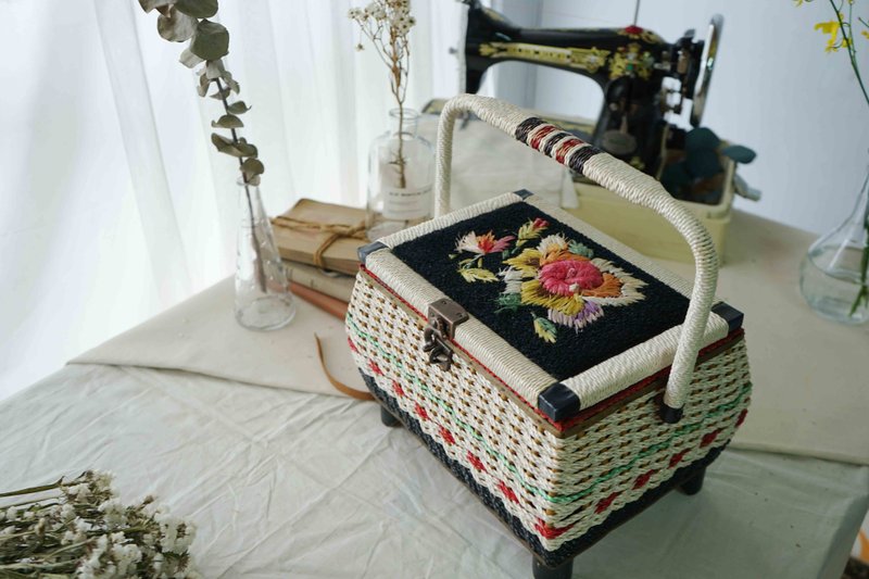 Japanese groceries-Showa Nukui handmade rattan flower white portable antique sewing storage box - กล่องเก็บของ - วัสดุอื่นๆ ขาว