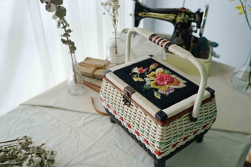guii古意雜貨 日本雜貨-昭和Nukui手工籐編花朵白色手提古董縫紉收納箱