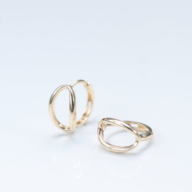14K Oval-Shaped Lock Earring 簍空橢圓耳扣耳環 - 耳環/耳夾/耳骨夾 - 貴金屬 金色