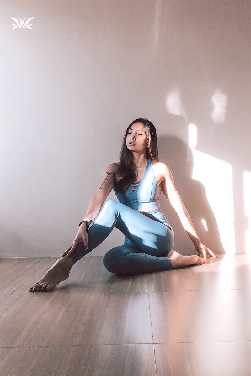 Inhale V領線條縷空長版運動內衣 @breathm-煙波藍 - 運動內衣 - 聚酯纖維 藍色