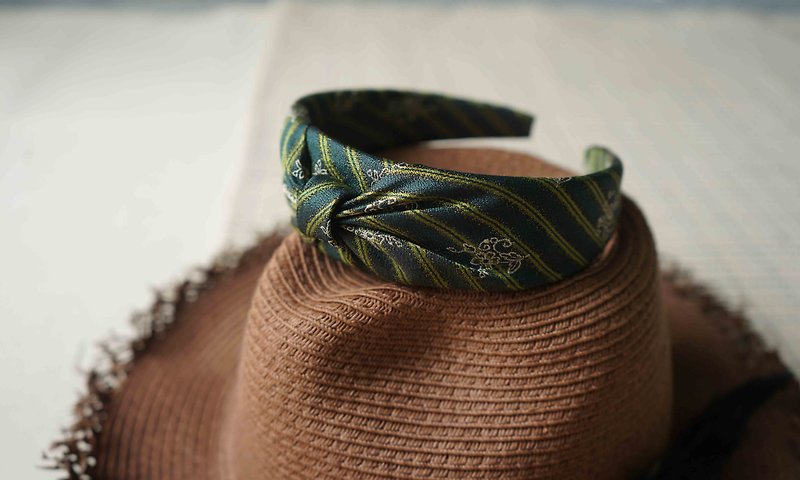 古董領帶改製手工髮箍-KENZO-熱帶雨林-蝴蝶結版 - 髮帶/髮箍 - 絲．絹 綠色