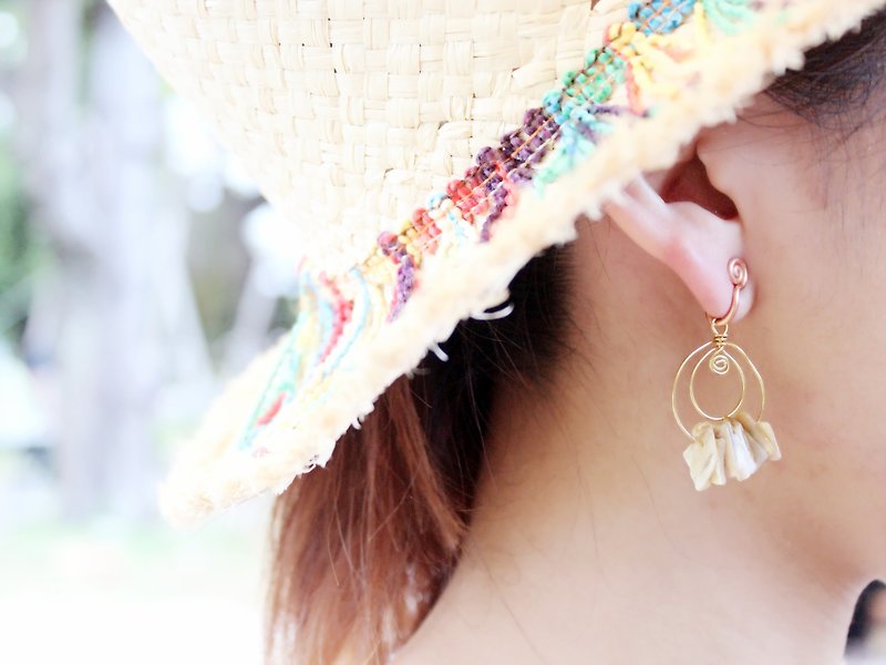 Natural shell shaped earrings - ต่างหู - วัสดุอื่นๆ ขาว