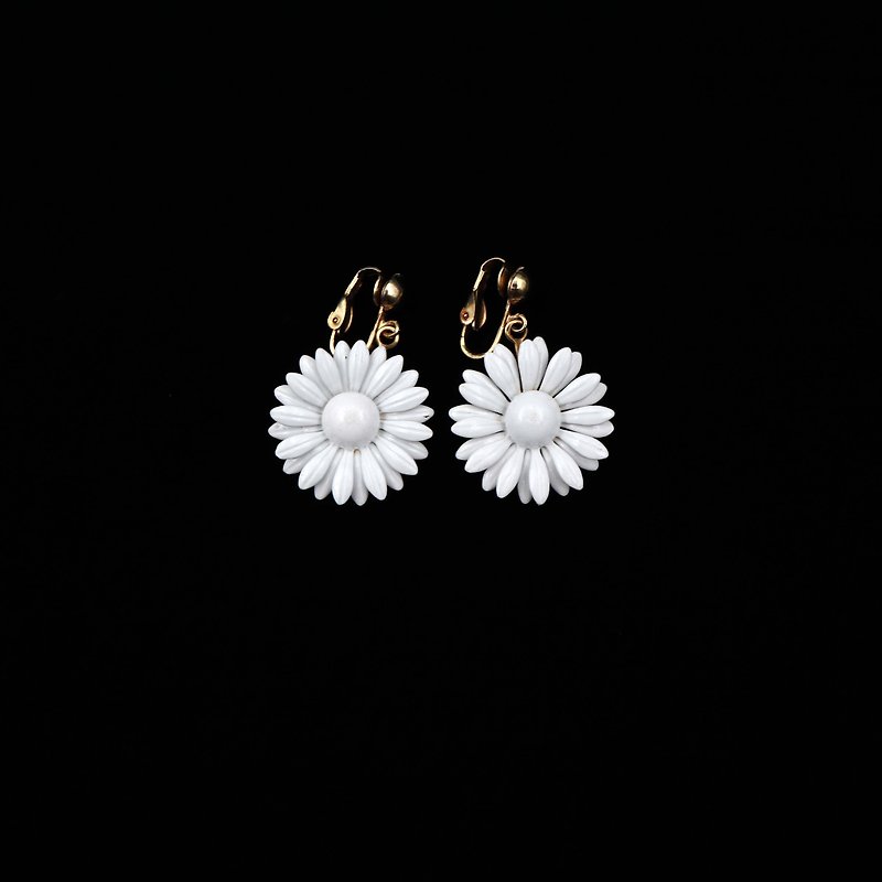 Pumpkin Vintage. 1950's Handmade 珐琅 small white flower drop clip earrings - Earrings & Clip-ons - Enamel White