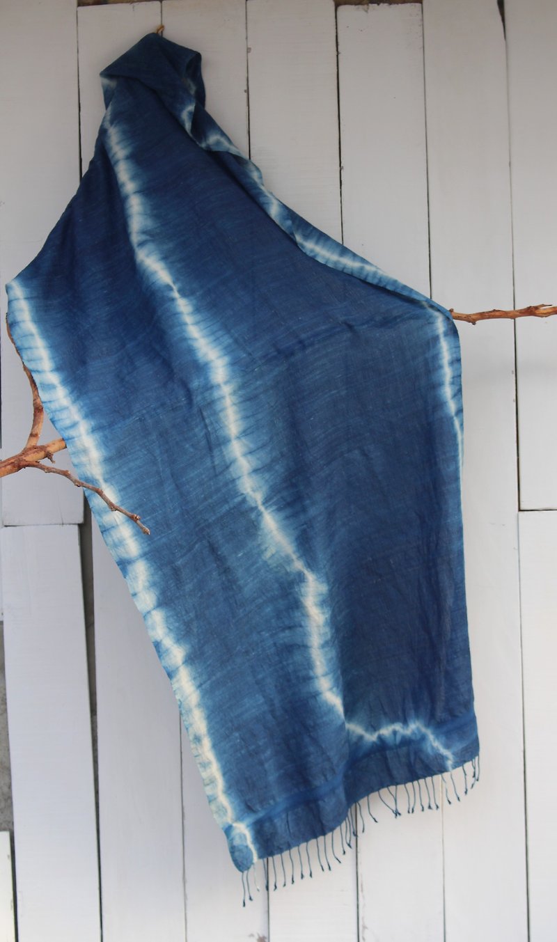 自在染isvara 植物手工藍染蠶絲圍巾(林間的雪) - 絲巾 - 絲．絹 藍色