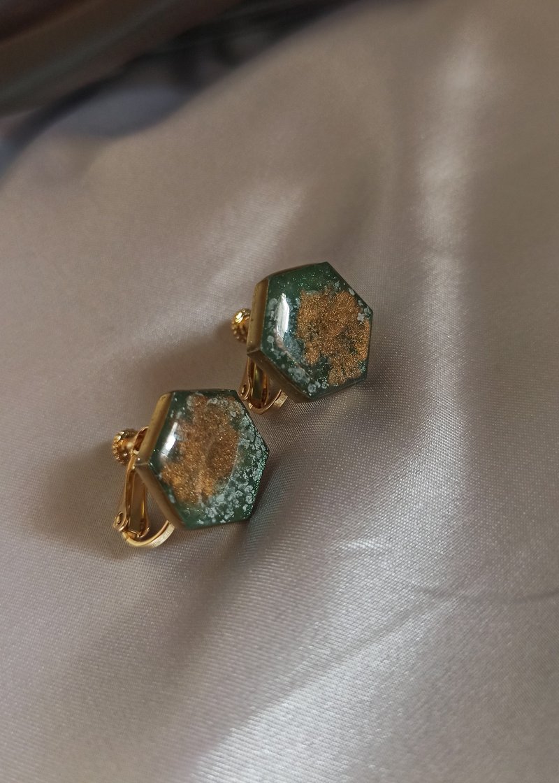 [Exclusive Limited Edition] Hexagonal dark green and gold earrings - Earrings & Clip-ons - Resin Green