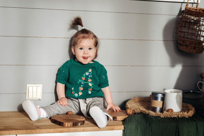 Handmade cotton T-Shirts with a name kids embroidered with flowers Baby top gift - 男/女童裝 - 棉．麻 