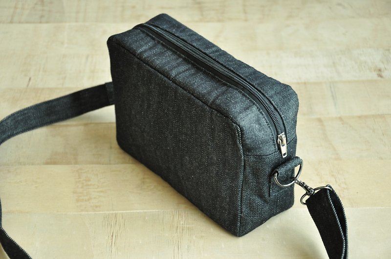 ENDURE/square shoulder bag/denim black denim - กระเป๋าแมสเซนเจอร์ - ผ้าฝ้าย/ผ้าลินิน สีดำ