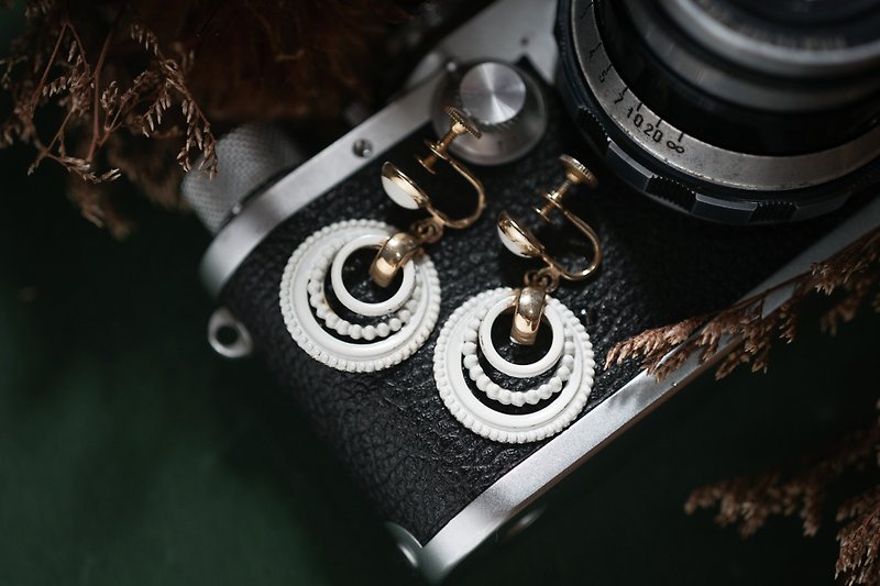 [Antique jewelry / Western old] American CORO detailed pattern circle pendant vintage clip-on earrings - ต่างหู - โลหะ ขาว