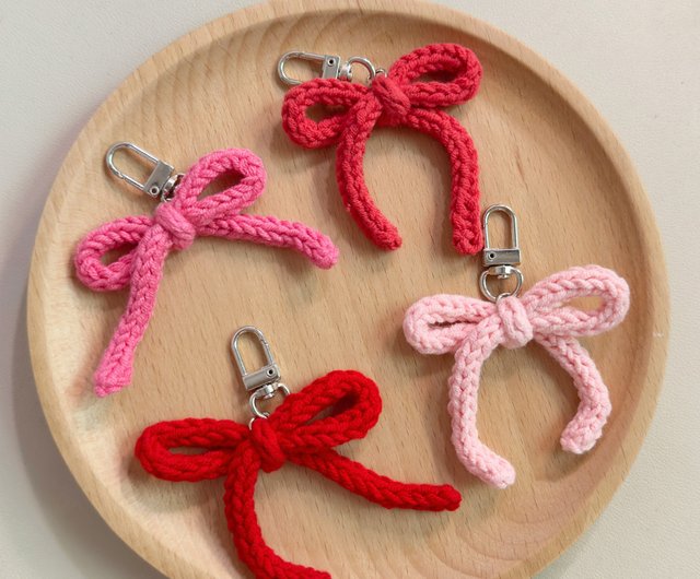 リボン　編み物　キーチェーン　チャーム　キーホルダー 編み込みリボンチャームキーホルダー - ショップ mulan-crochet