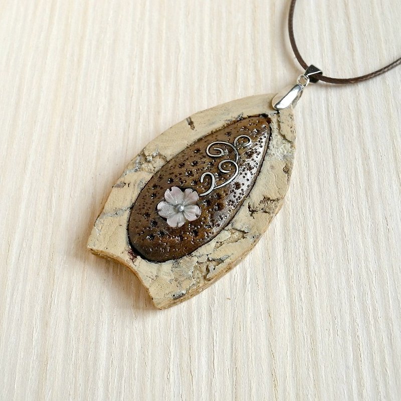Wood necklace with mother of pearl - สร้อยคอ - ไม้ หลากหลายสี