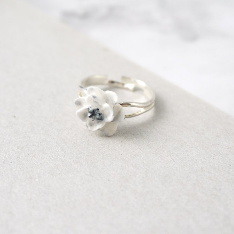 Marble pattern Camellia Ring =Flower Piping= - แหวนทั่วไป - ดินเหนียว ขาว