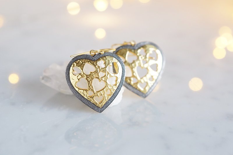 GoldxBlack Heart Earrings - 耳環/耳夾 - 其他金屬 金色