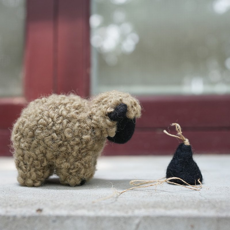 100% Wool Wool Felt Hat Black Sheep_Fair Trade - ของวางตกแต่ง - ขนแกะ สีดำ