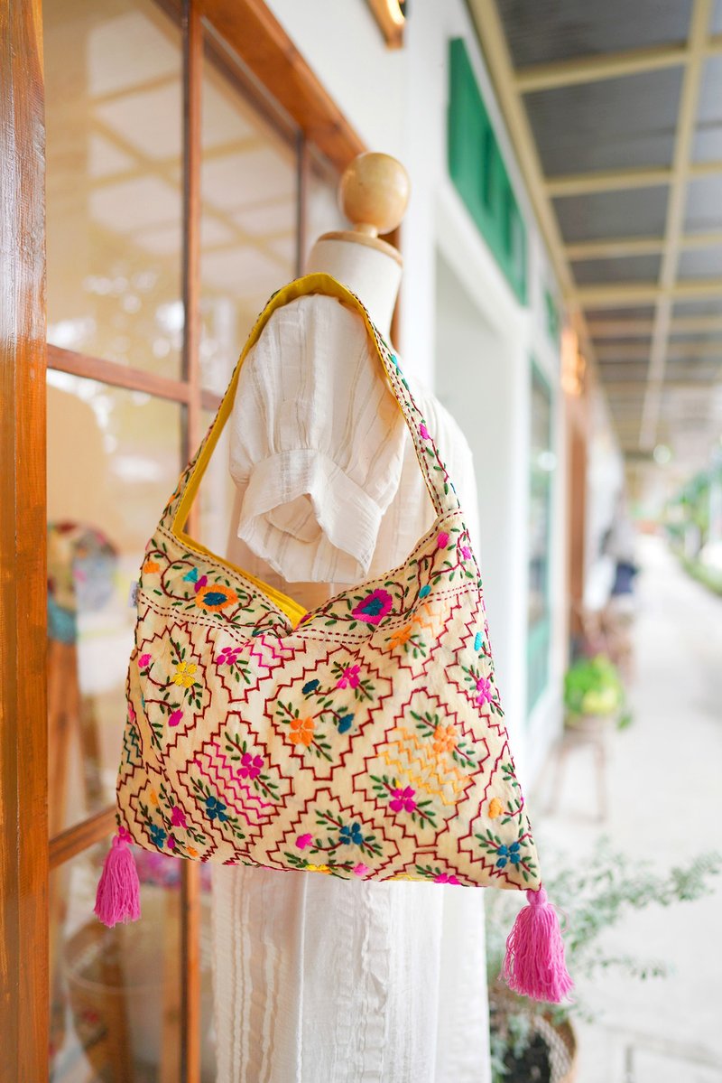 手工刺繡 黃色花卉 肩背包 側背包 - 側背包/斜背包 - 絲．絹 黃色
