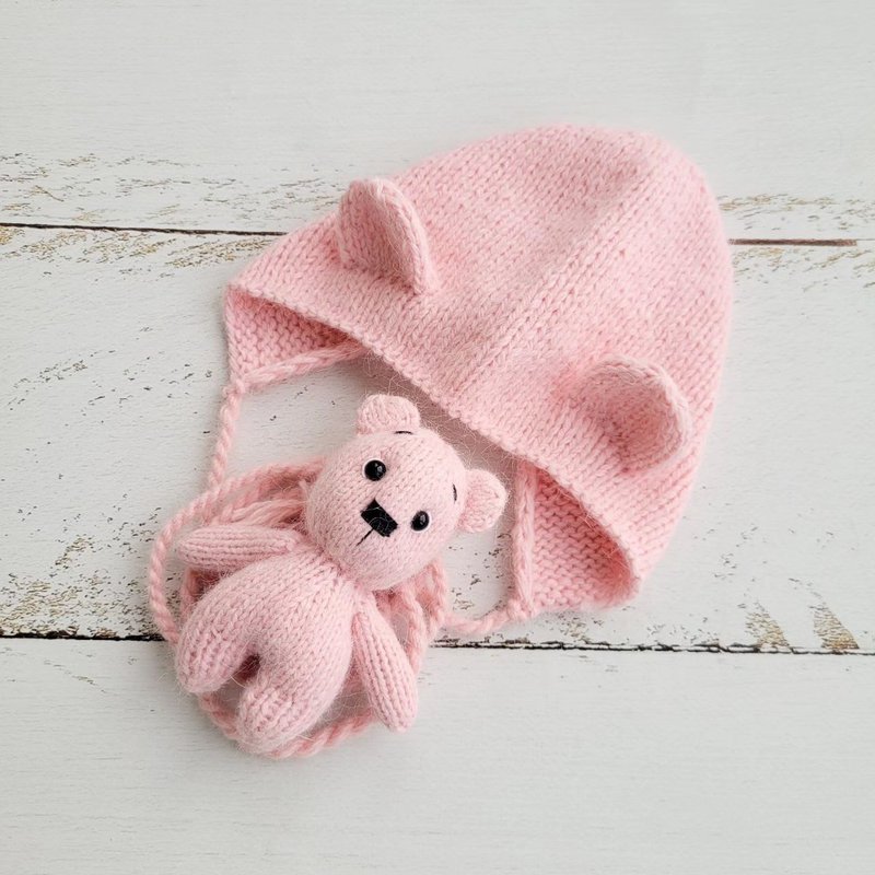 Newborn Pink Bear bonnet and stuffed toy, Knitted baby photo prop - 嬰兒手鍊/飾品 - 羊毛 粉紅色