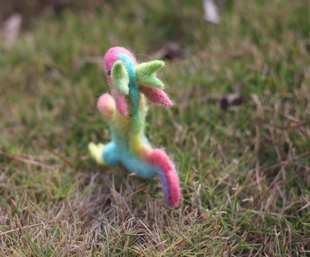 寝ているドラゴン型あみぐるみ ピンク ブルー（ハンドメイド作家